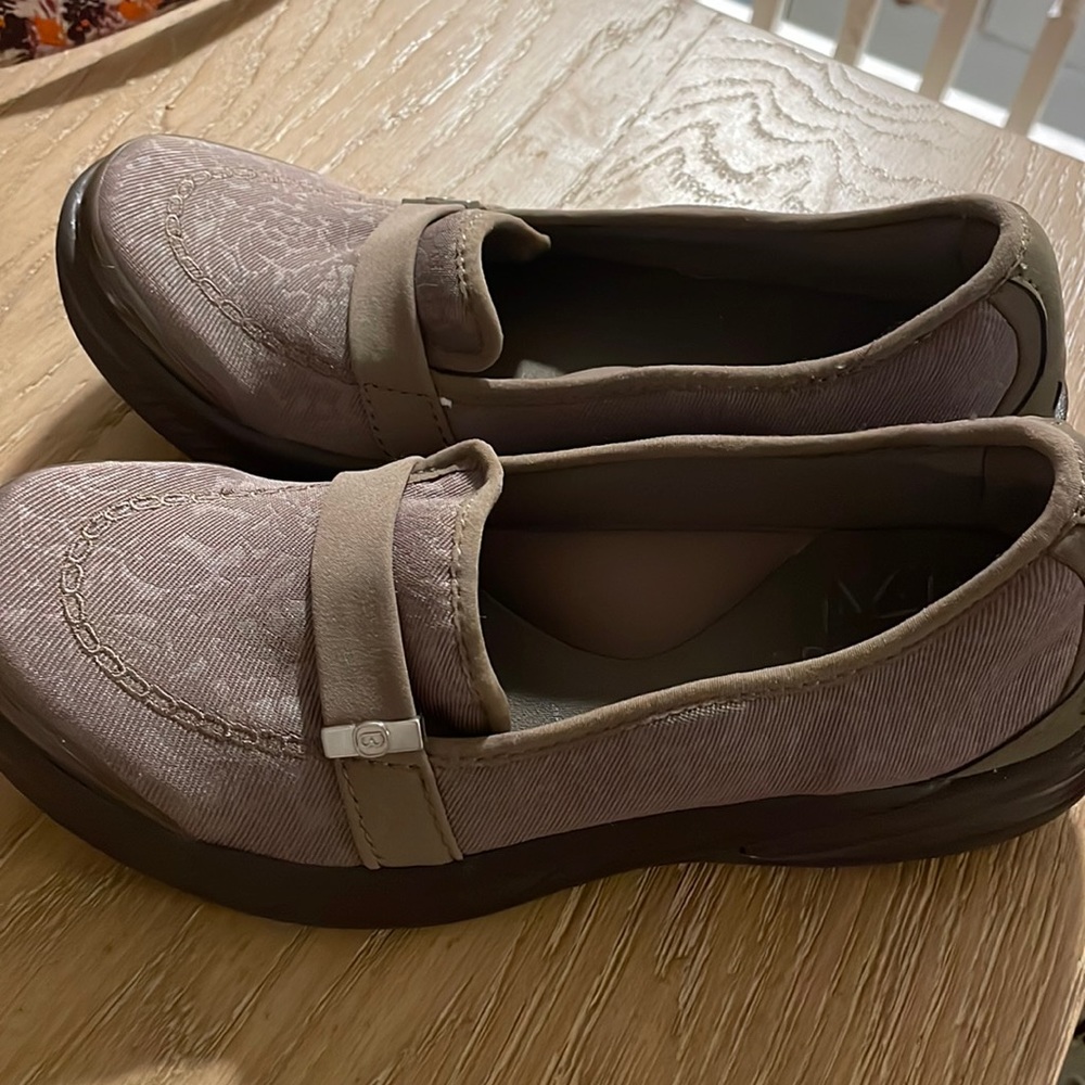 Women Bzees shoes size 7.5